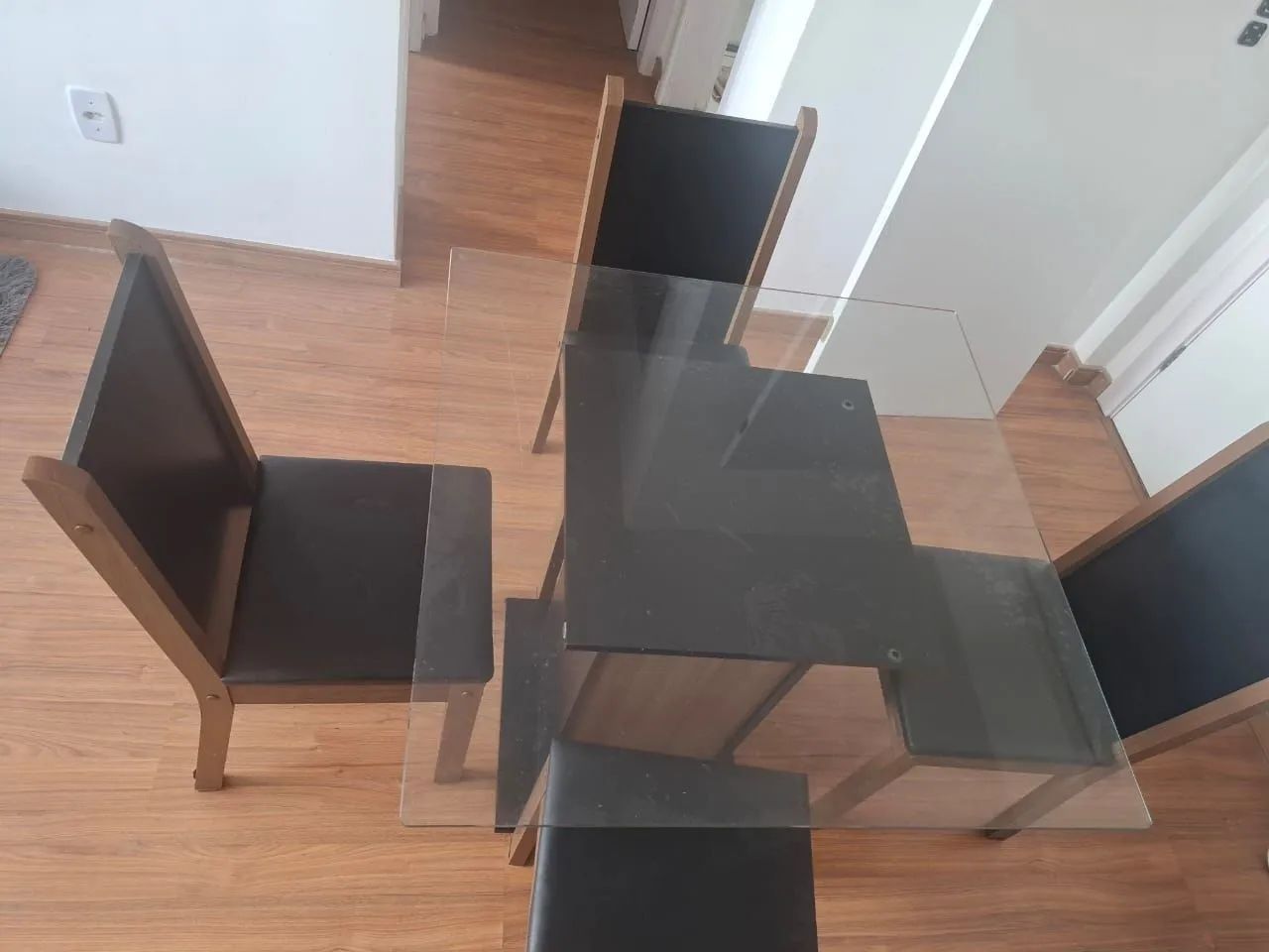 Vendo jogo de cadeira com mesa de vidro e computador seminovo - Foto 2