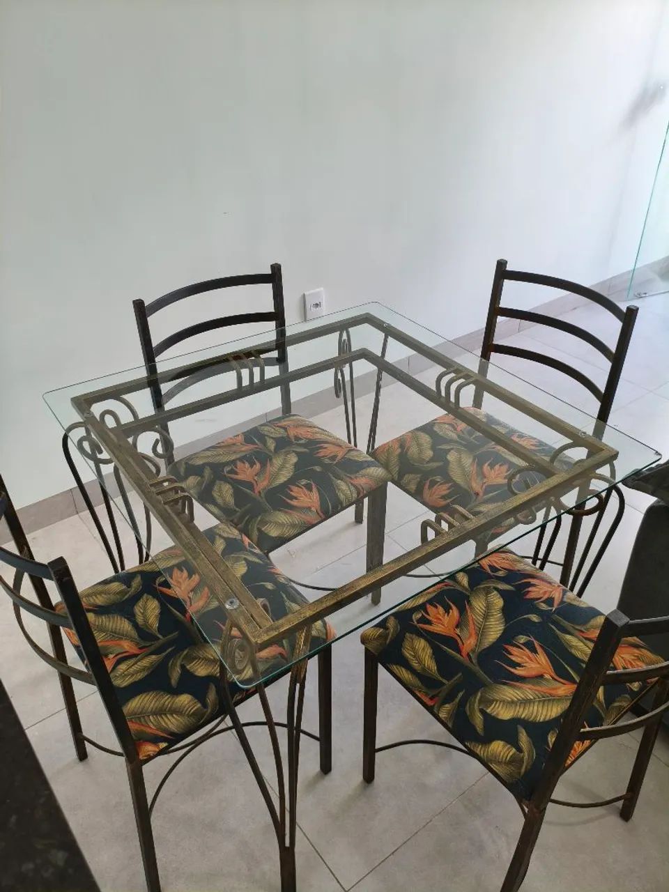 Mesa de ferro com 4 cadeiras almofadadas