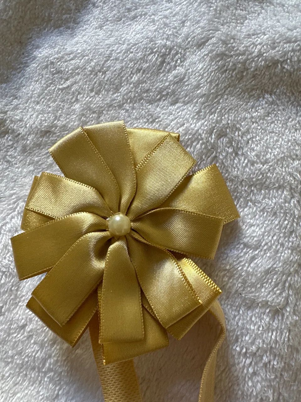 Tiara bebê com elástico e flor em fita de cetim dourada  - Foto 2