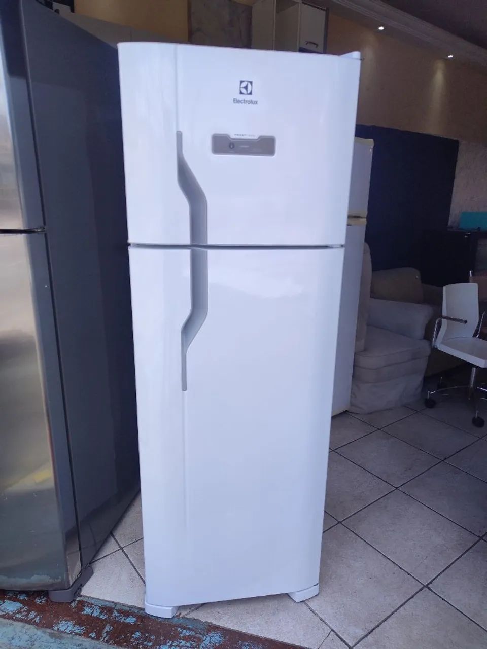 Geladeira Electrolux Frost Free 310 litros Semi nova - Foto 2