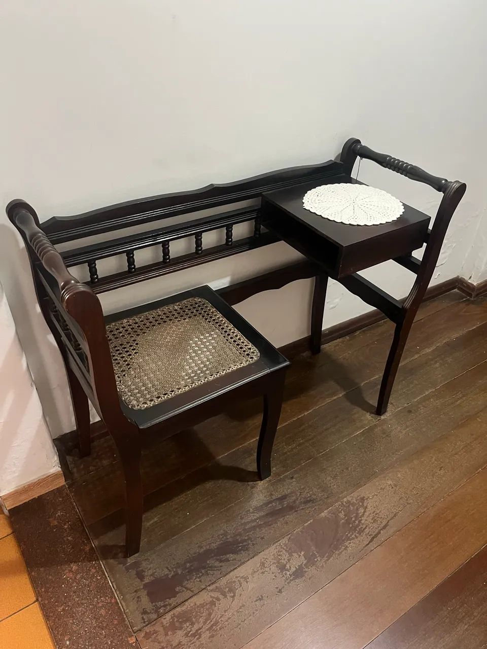 Cadeira com mesa integrada estilo colonial 