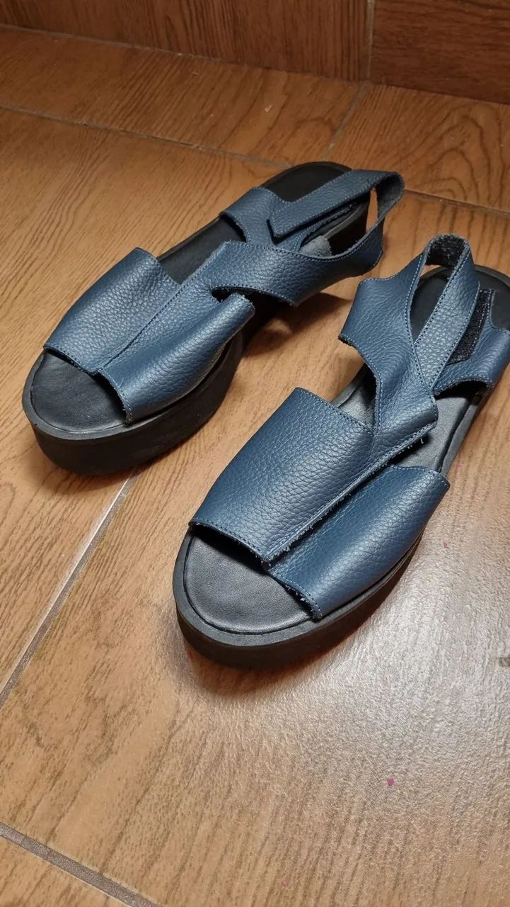 Sandália de couro azul novinha
