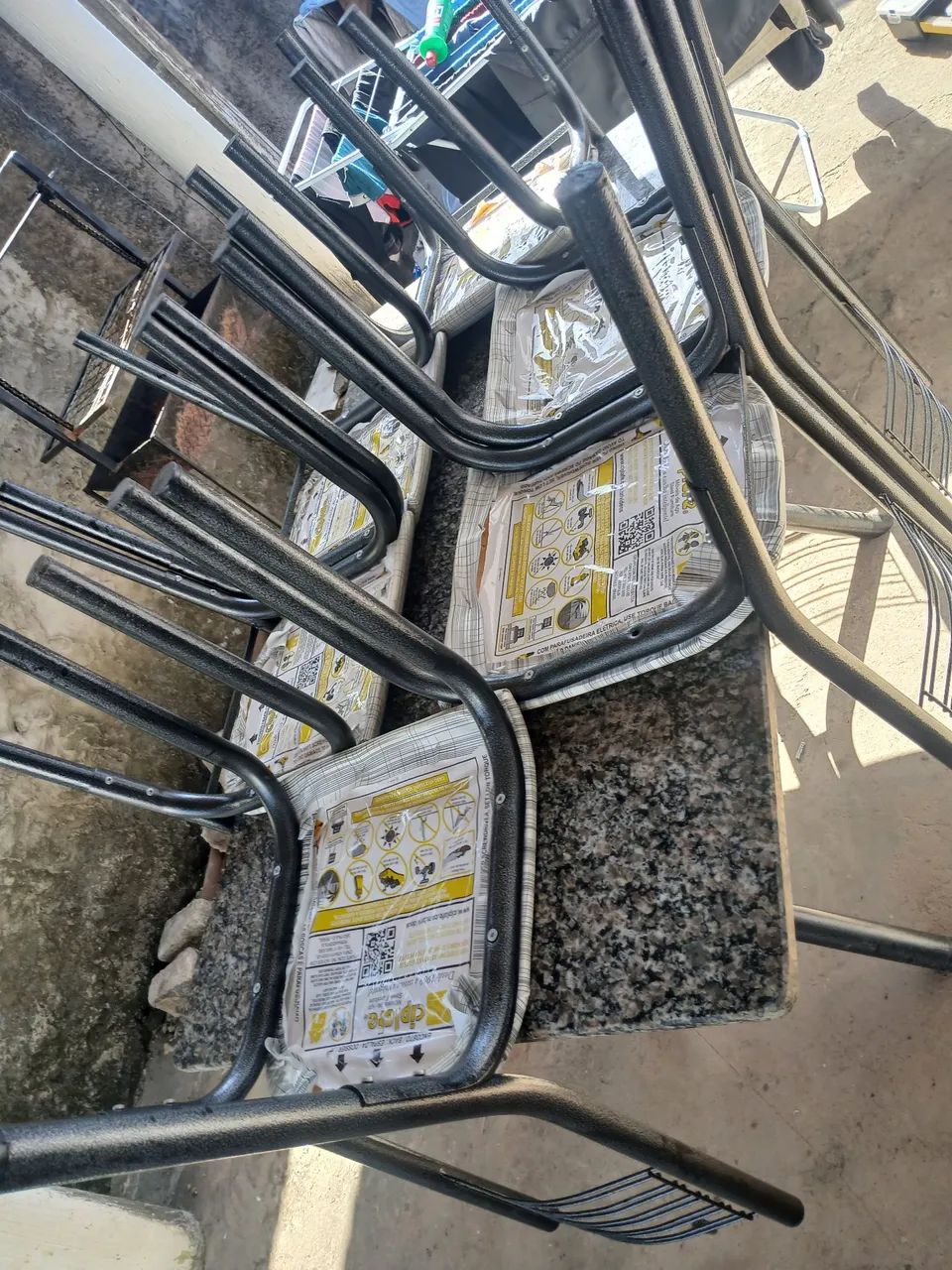 Mesa de mármore com 6 cadeiras