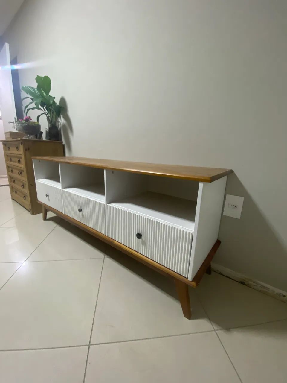 Rack para TV até 75 Polegadas MDF 160cm Pés em Madeira Maciça - Foto 2