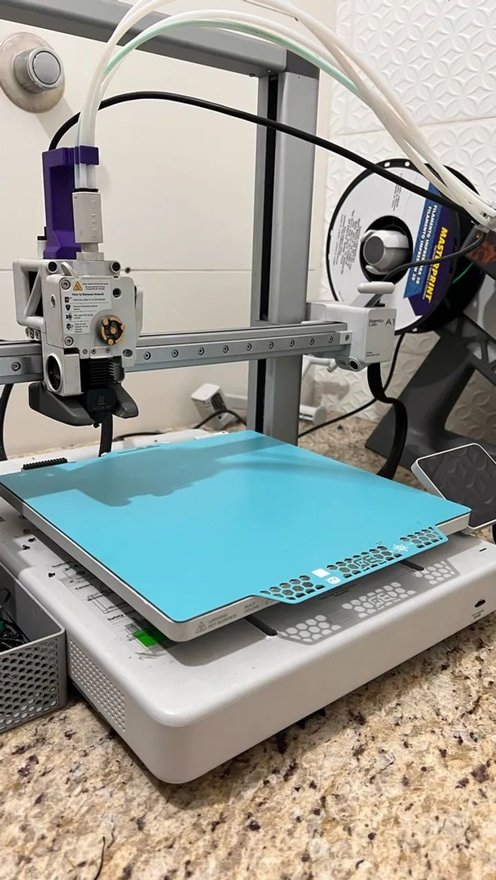 Vendo Impressora 3D Bambu Lab A1 (com AMS) - Acompanha Mesa BIQU CryoGrip