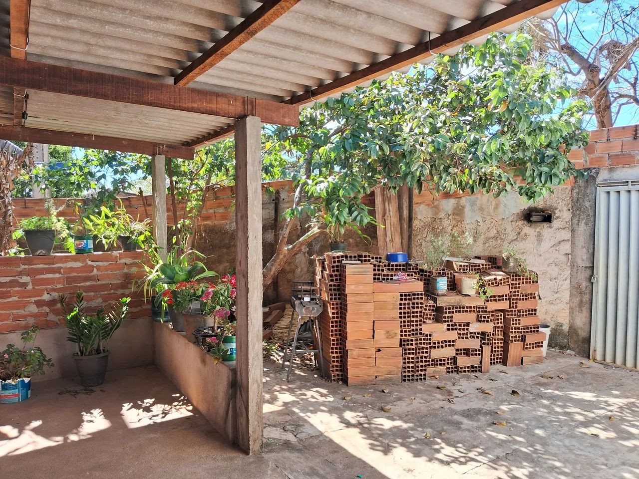 Vendo terreno de esquina com casa e barracão  - Foto 5