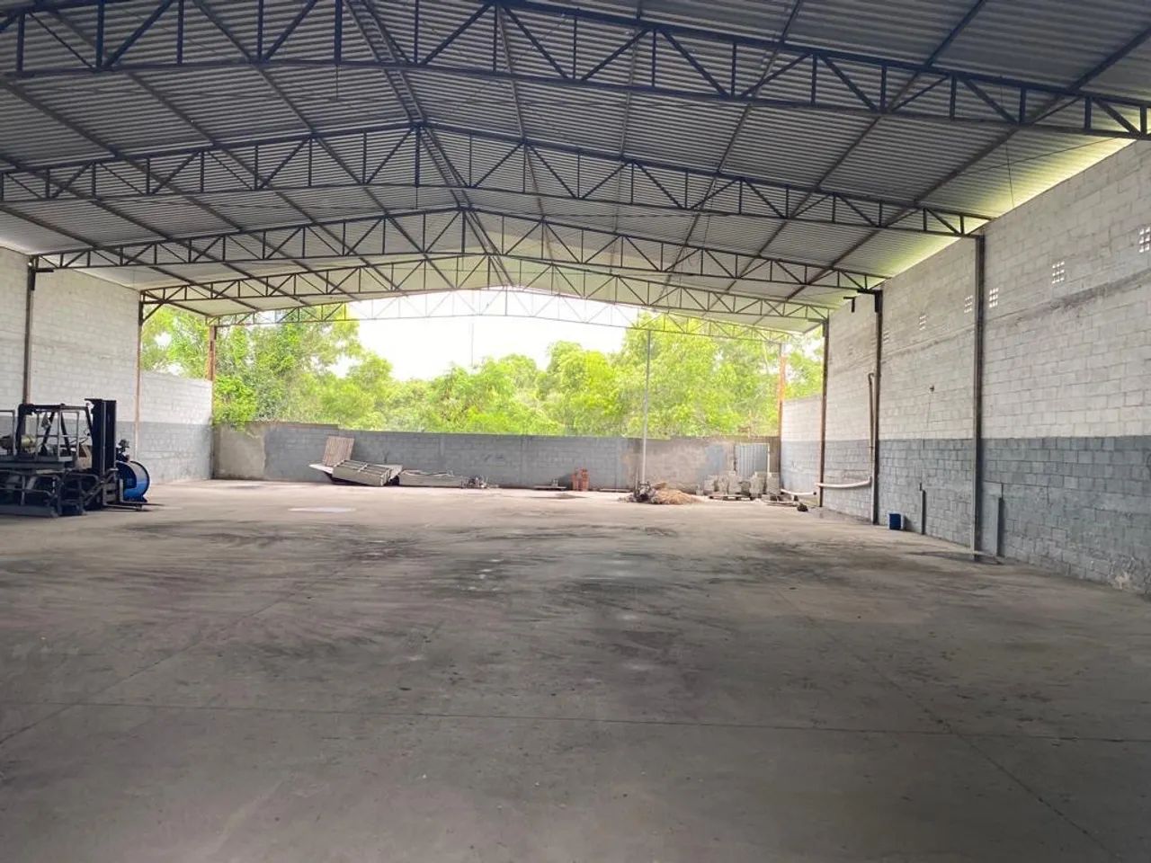 ALUGO GALPÃO 850 M2