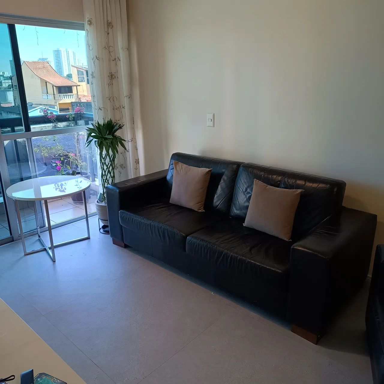 Sofa 3 lugares em couro legitimo, excelente estrutura e base