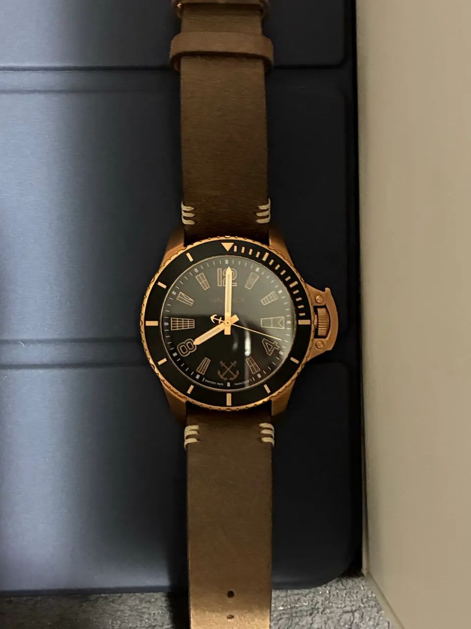 Relógio Nautica Bayside, modelo NAPBSF915, com caixa dourada e pulseira de couro marrom - Foto 2
