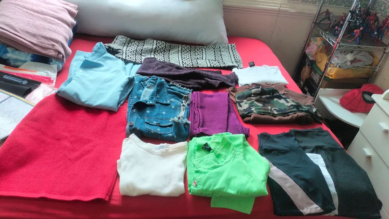 Roupas femininas em perfeito estado. 