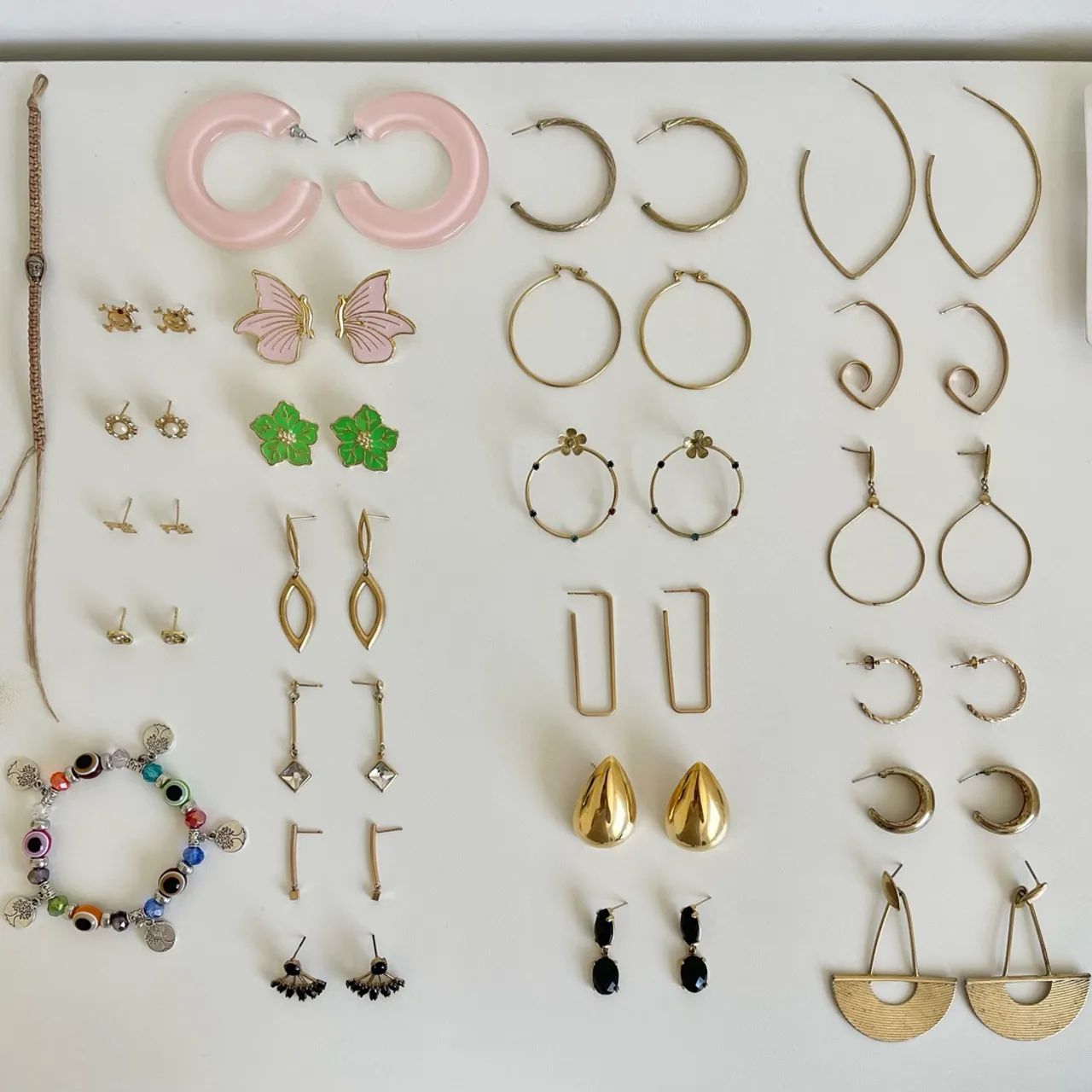 Lote com 50 acessórios femininos: brincos, colares e pulseiras - Foto 5