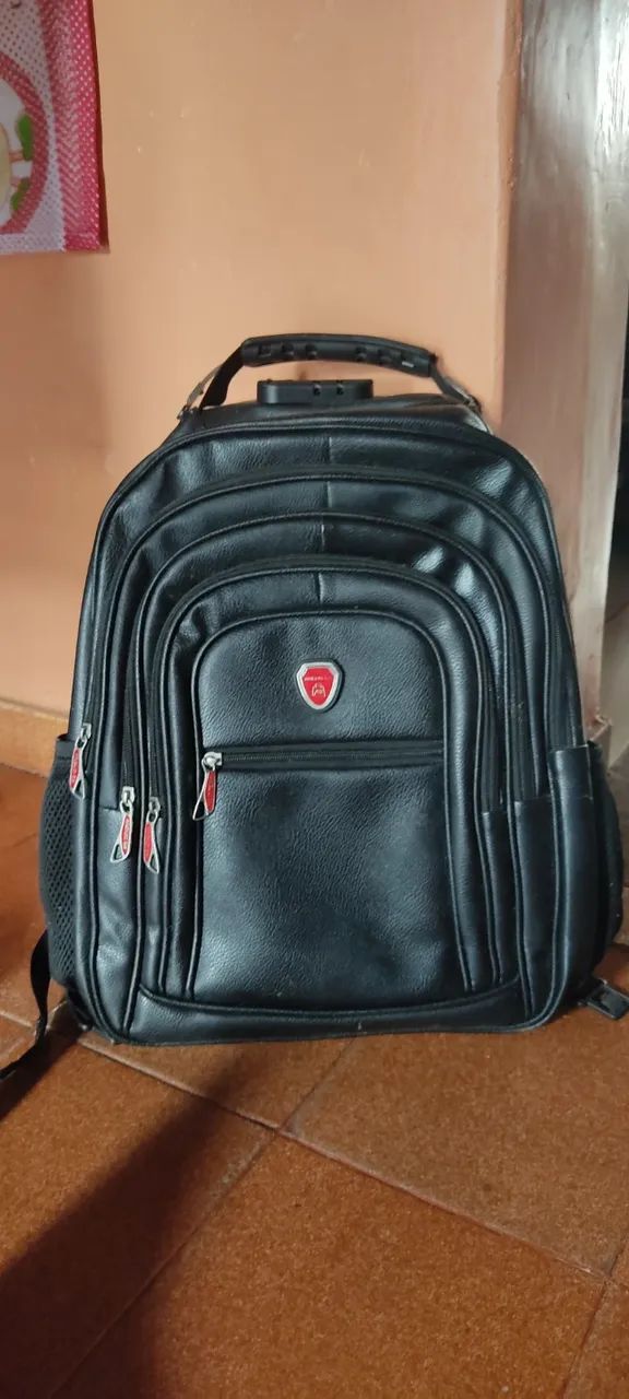 Mochila preta usada 