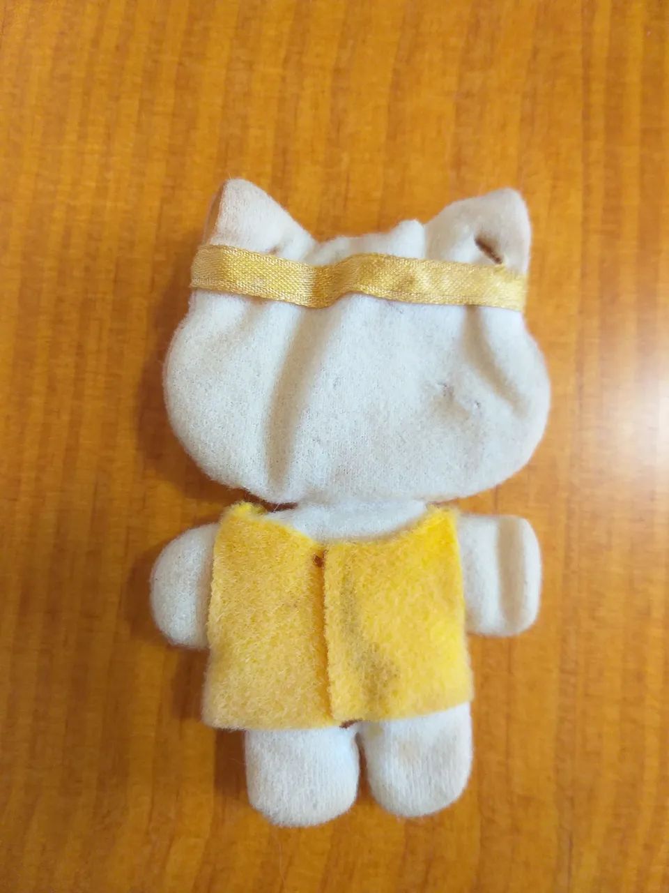Boneca Hello Kitty pequena colecionável na cor amarela  - Foto 2