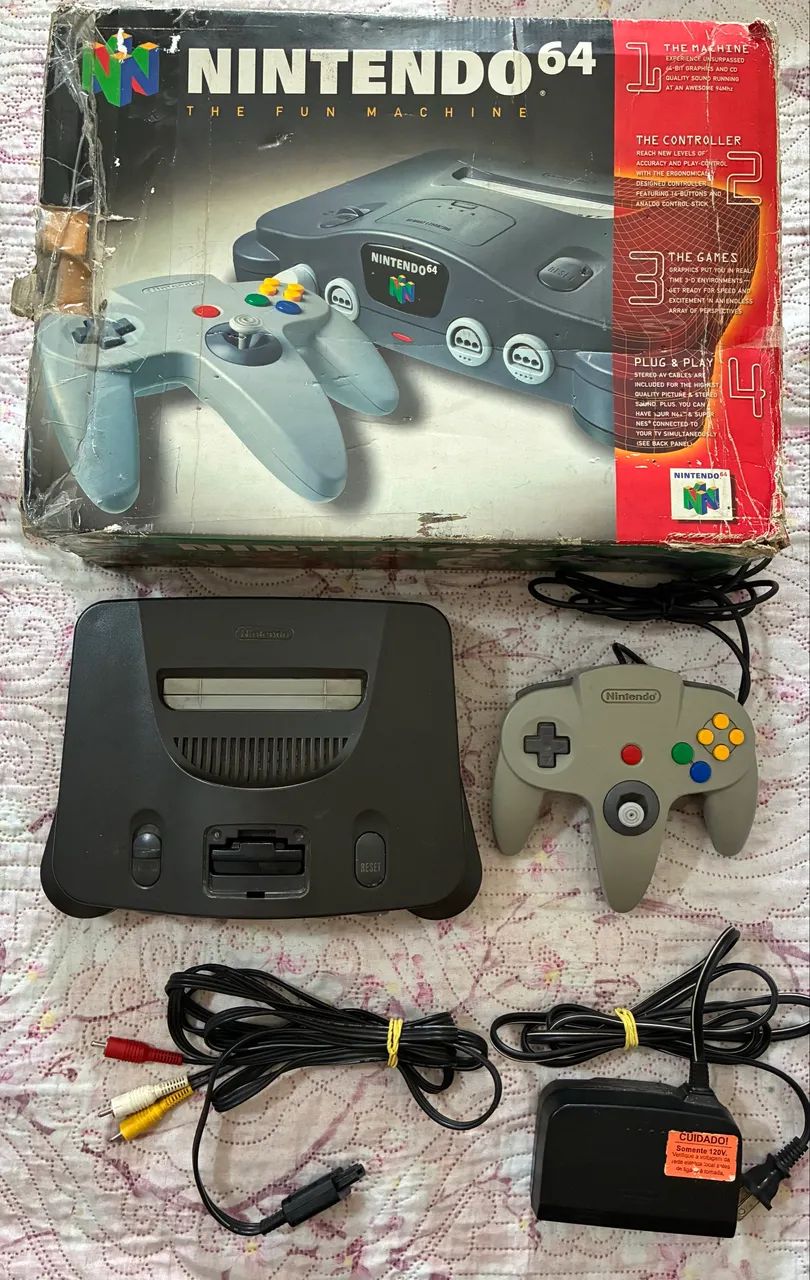 Nintendo 64 acompanha cabos e controle. 
