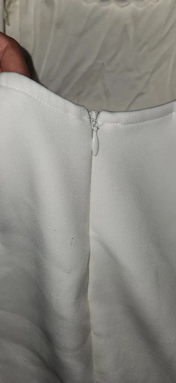 Vestido cor creme rendado nas costas