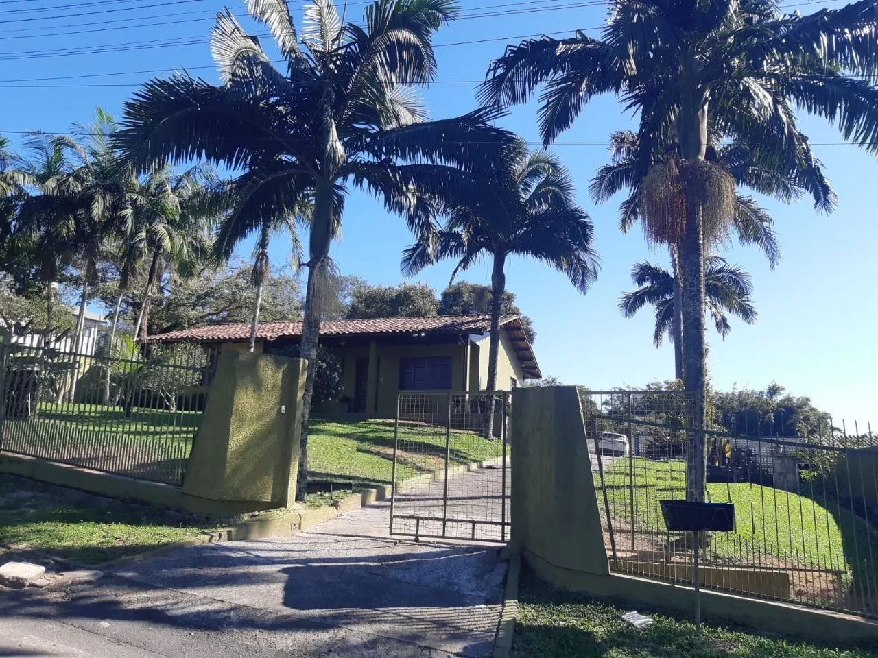Sitio com casa de 03 quartos sendo 01 suite.