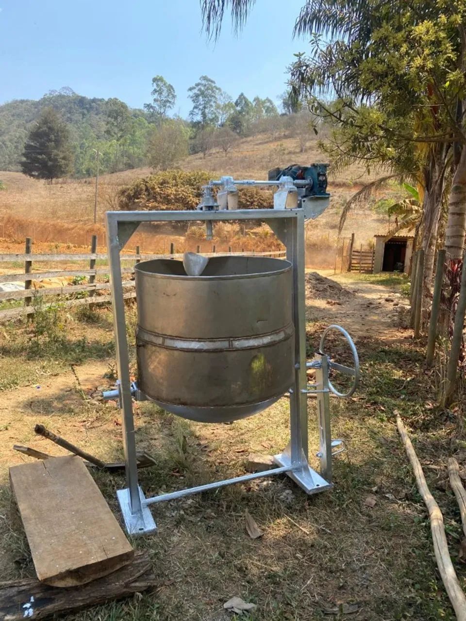 TACHO INDUSTRIAL INOX BASCULANTE COM MOTOR E AGITADOR - Foto 2