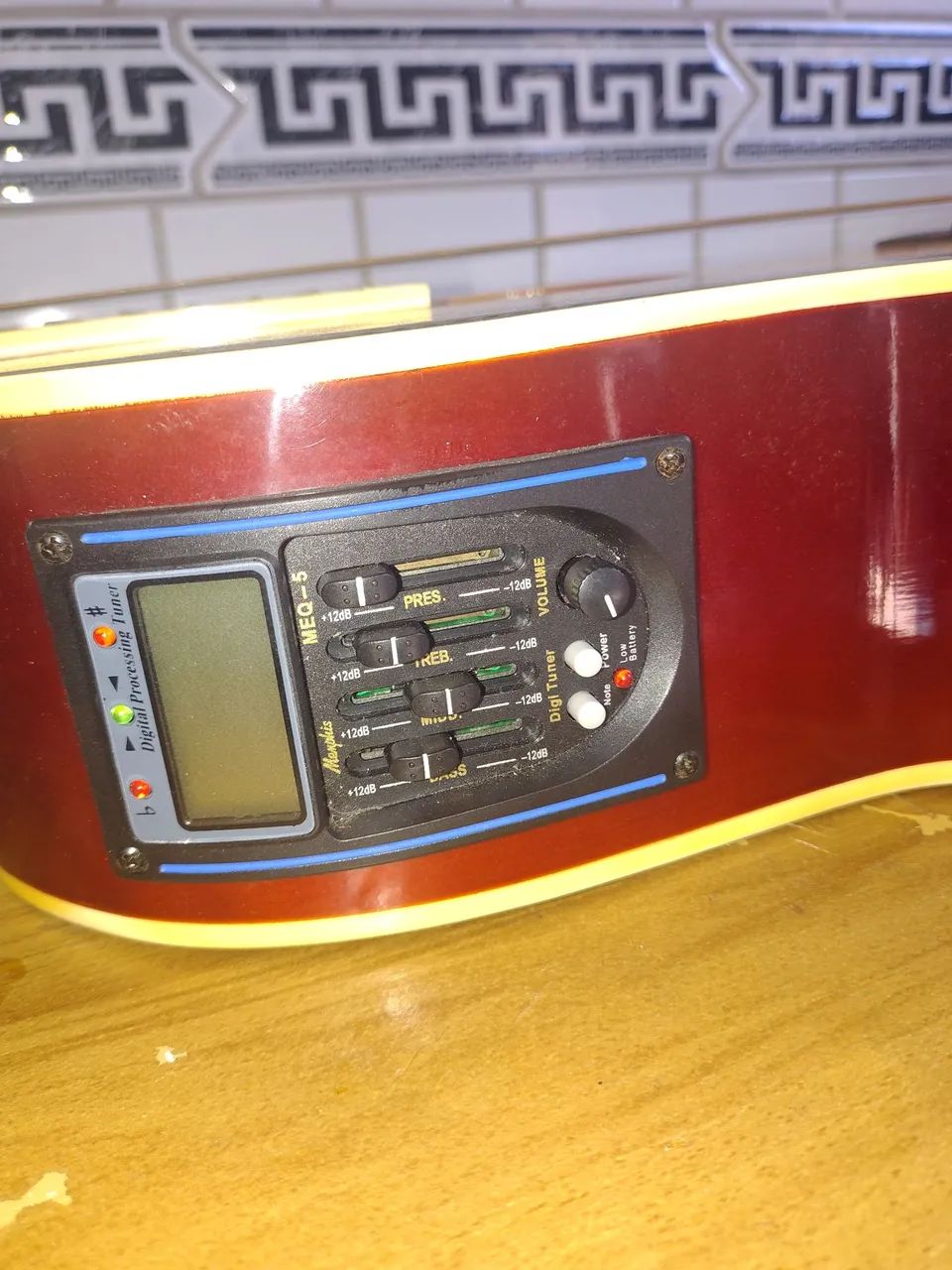 Vendo violão de marca menphis elétrico e pronto pra usar  - Foto 3