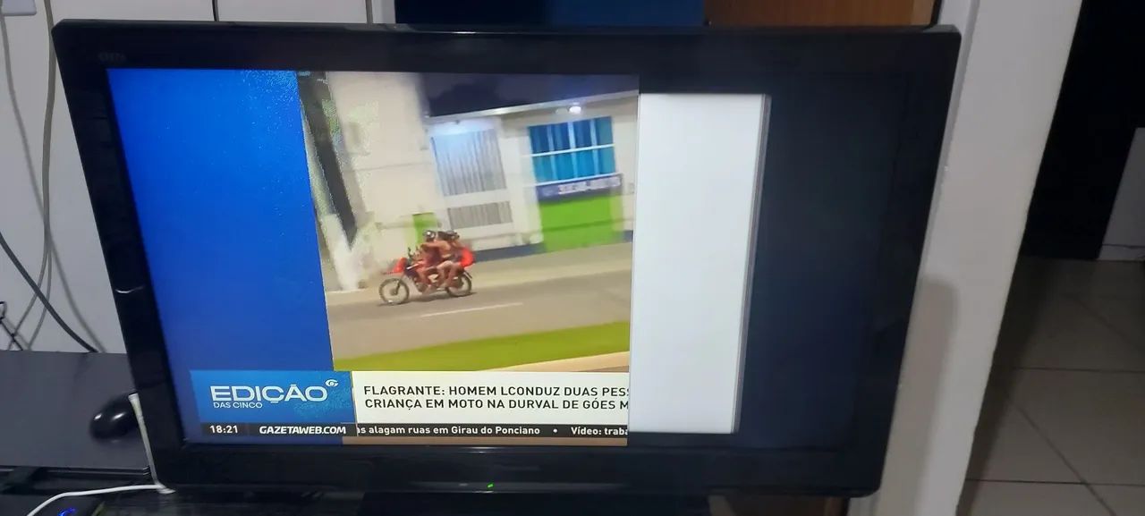 TV PANASONIC 32 POLEGADAS UMA PARTE PEQUENA DA TELA ESCURA  - Foto 2