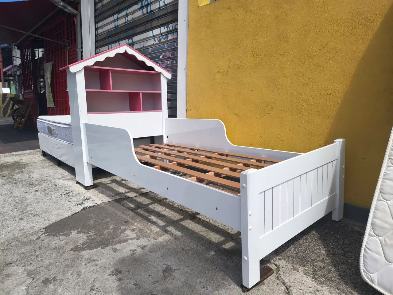 Cama de solteiro princesa branco e rosa 2 meses de uso - Foto 4