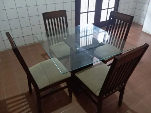 Mesa de Jantar com Tampo de Vidro + 4 Cadeiras Estofadas - Madeira Resistente - Foto 2