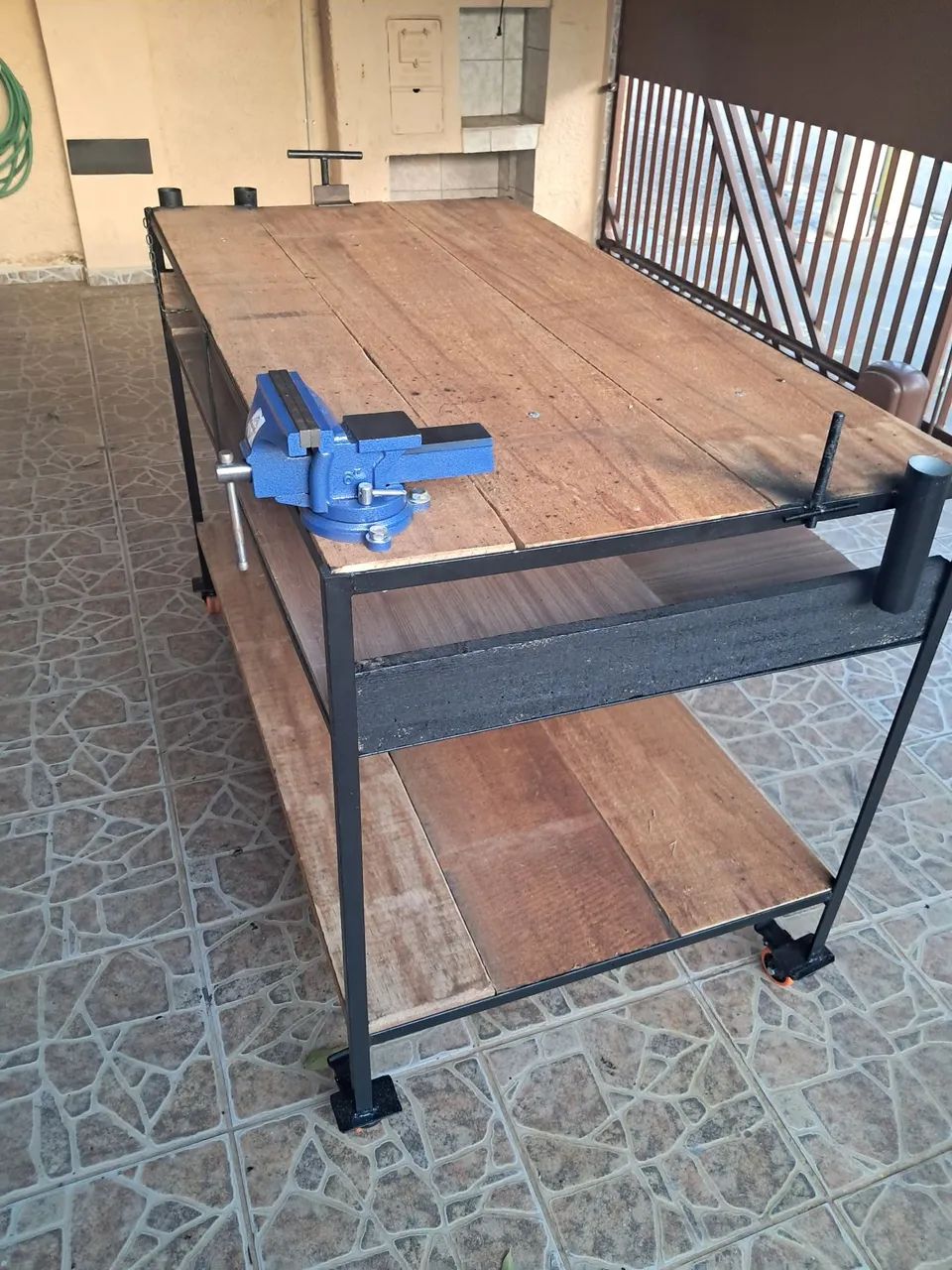 Bancada para trabalho nova com rodízios e morsa 6 polegadas  - Foto 2