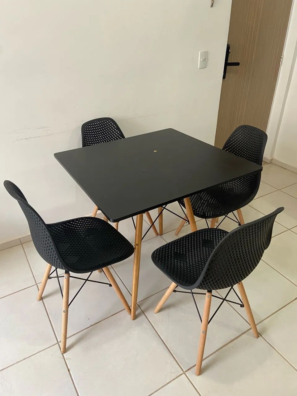 Mesa com 4 cadeiras 