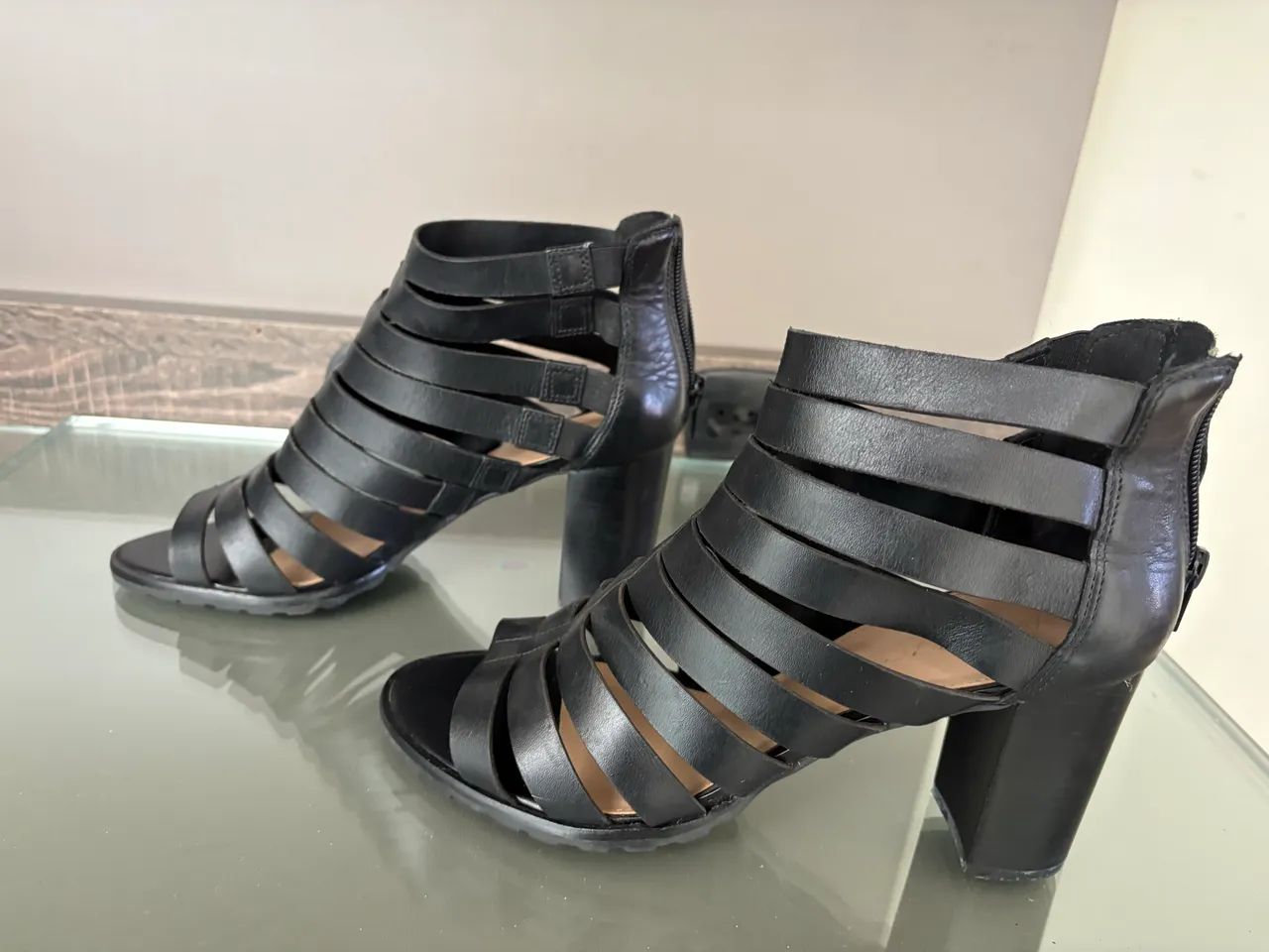 Sandália couro preta Arezzo 