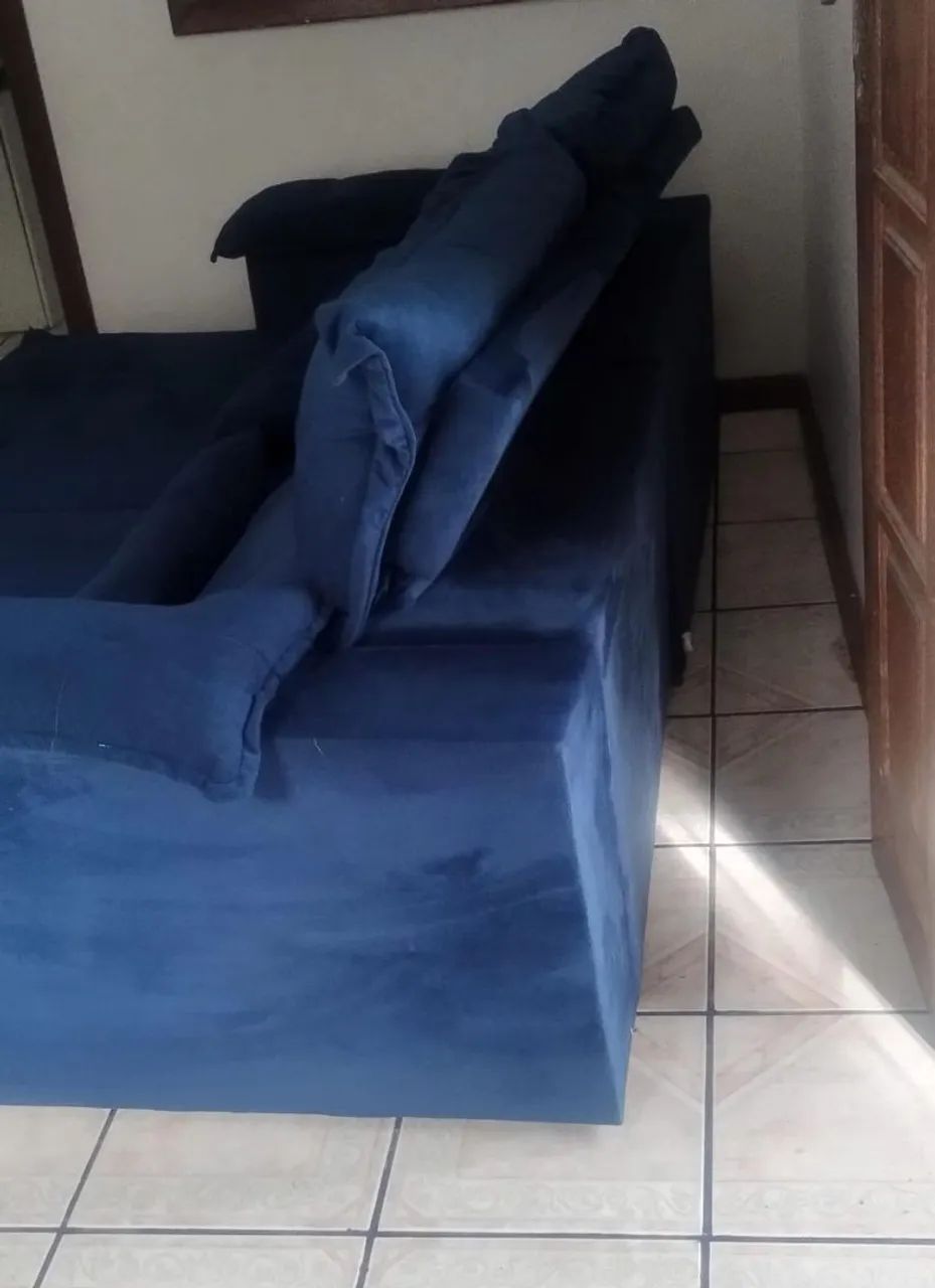 Sofá retrátil 2 lugares, na cor azul, 6 meses de uso praticamente novo.65580472913538125
