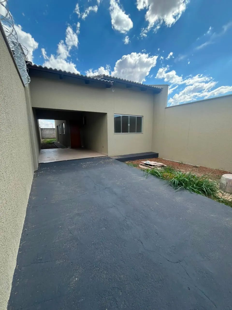 Vende-se casa usada com 2 quartos sendo 1 suíte, sala, cozinha com balcão, quintal!!