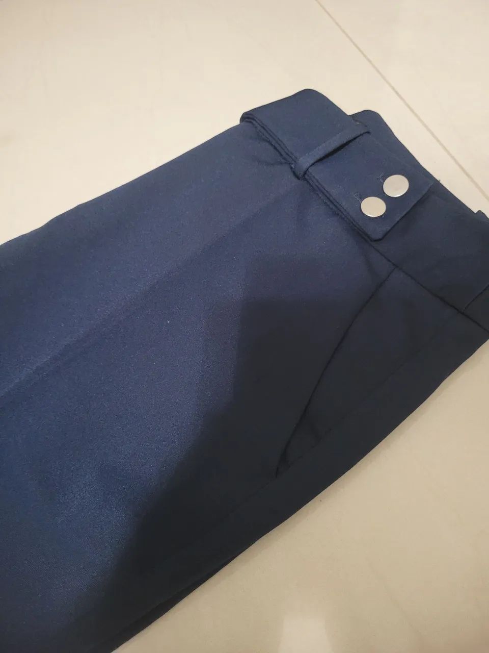Calça social azul marinho com elastano, detalhes no cos com botões e cinto. 