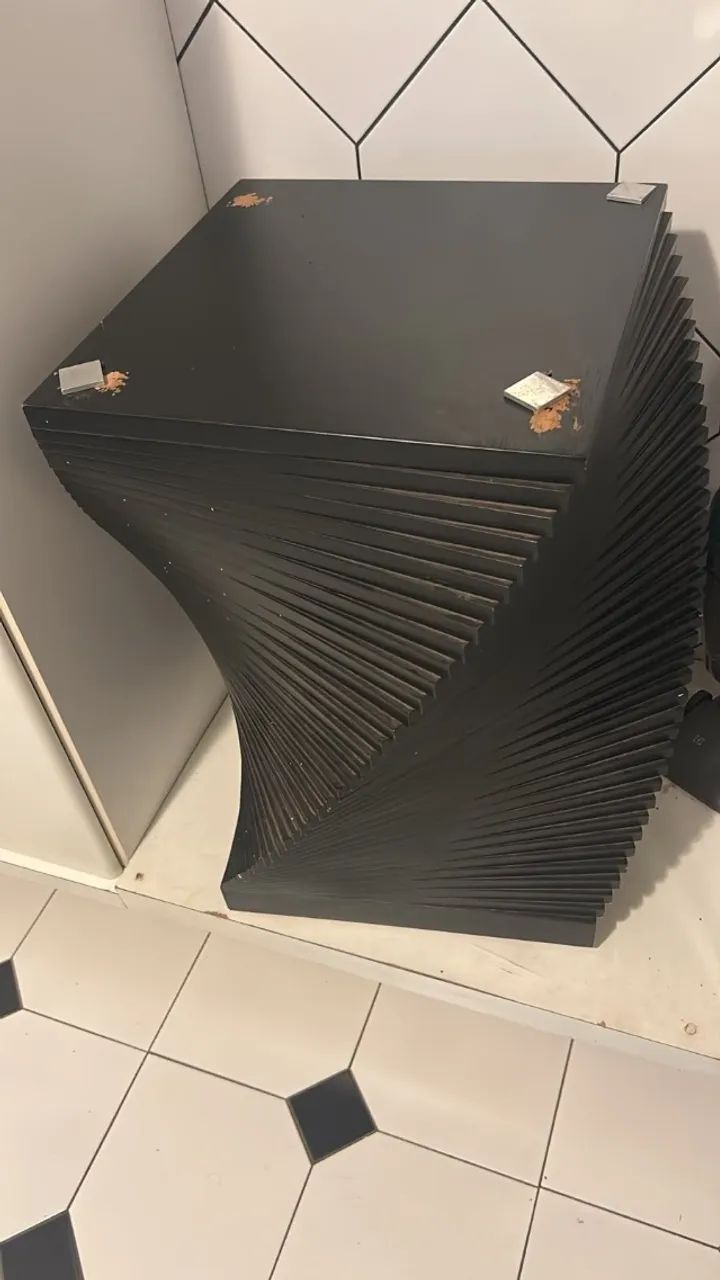 Mesa com tampo de vidro e base espiral