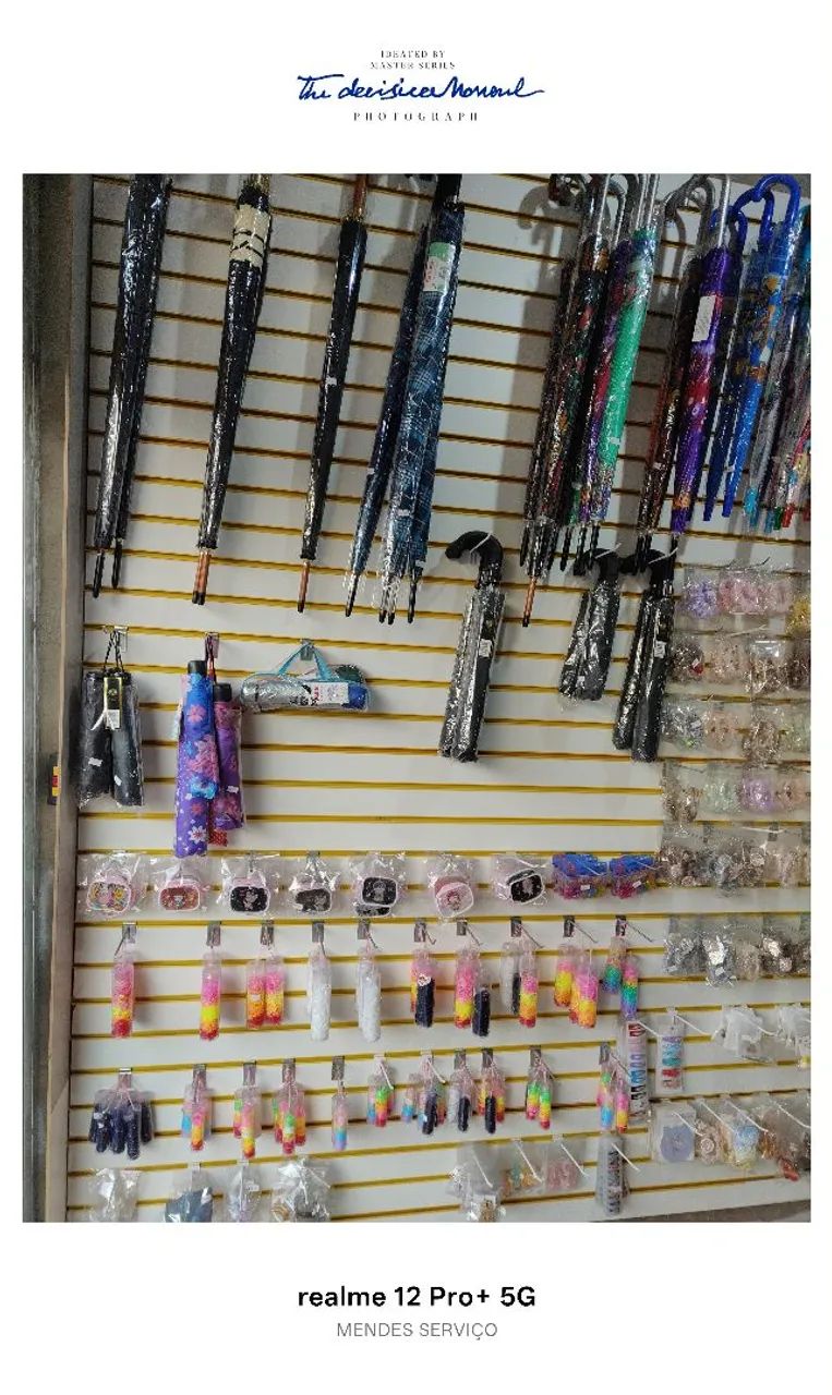 Loja de assistência técnica com produtos. E vitrines.