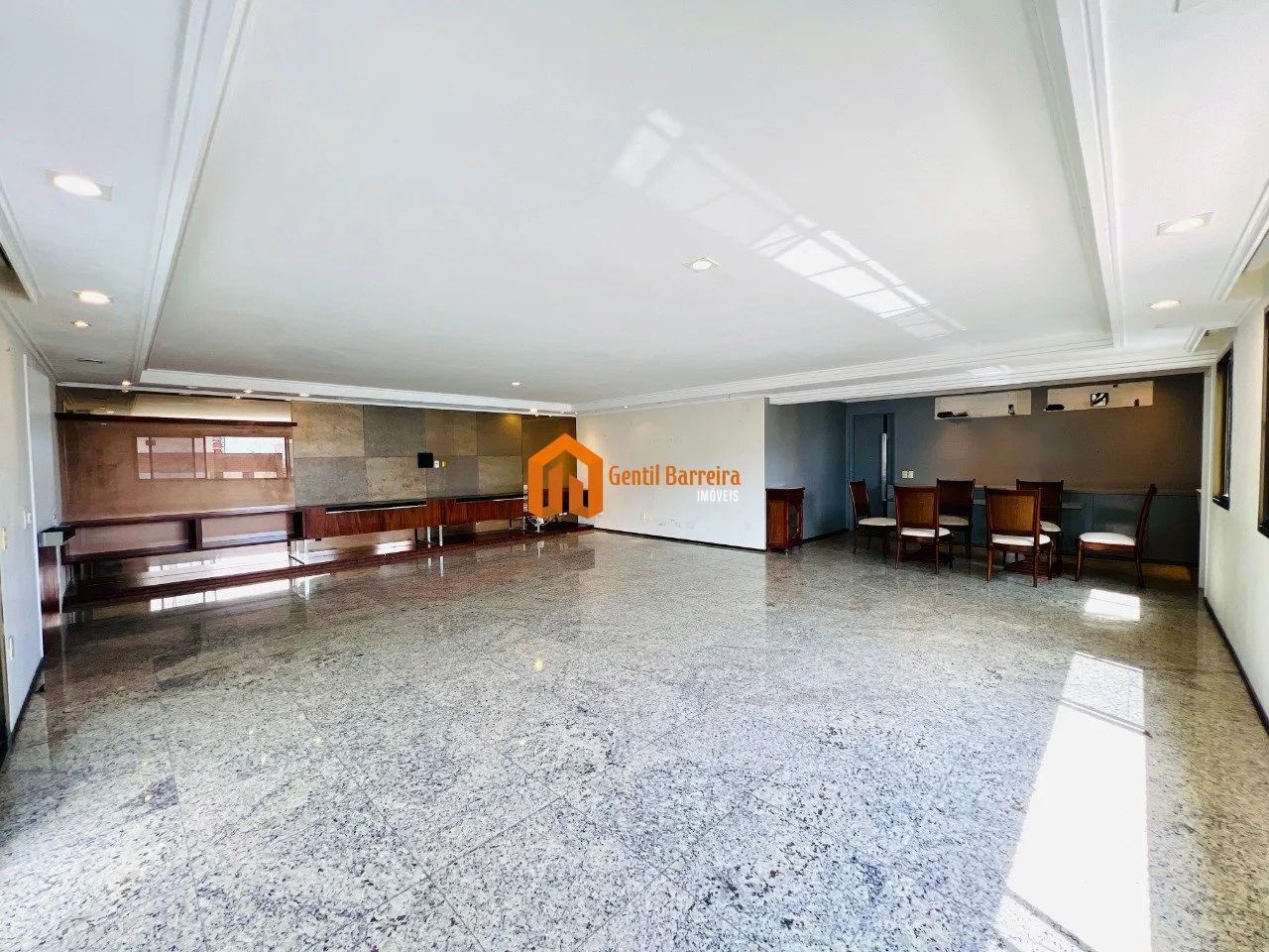 230m² | 4 suítes | DCE | 4 vagas | Nascente