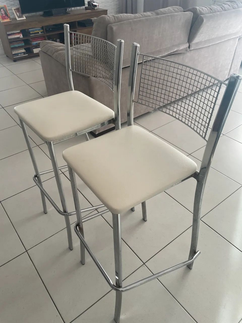 Kit com 2 Banquetas Estofadas Brancas