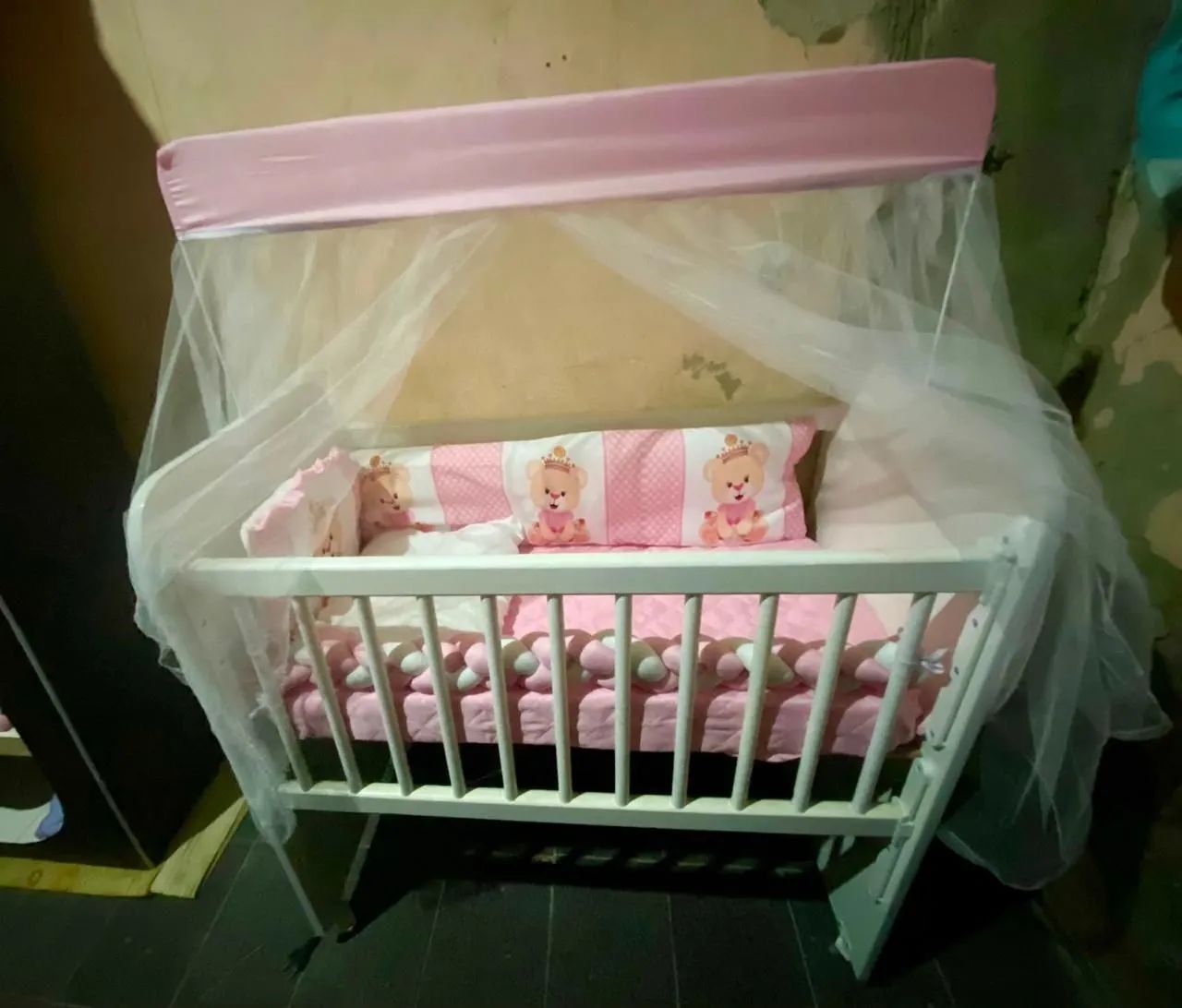 Mini berço com grade móvel acompanha com colchão e kit berço  - Foto 2