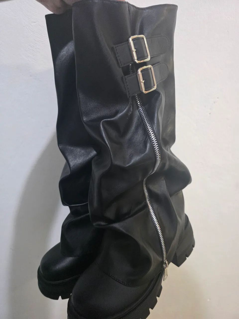 Vende-se bota nunca usada 