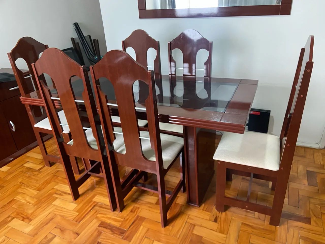 Mesa com 6 cadeira + Buffet + Espelho grande 