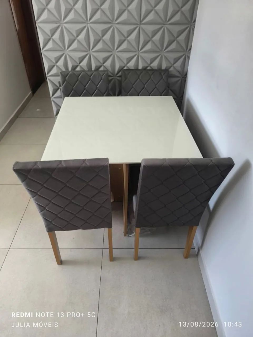 Mesa de jantar com 4 cadeiras 