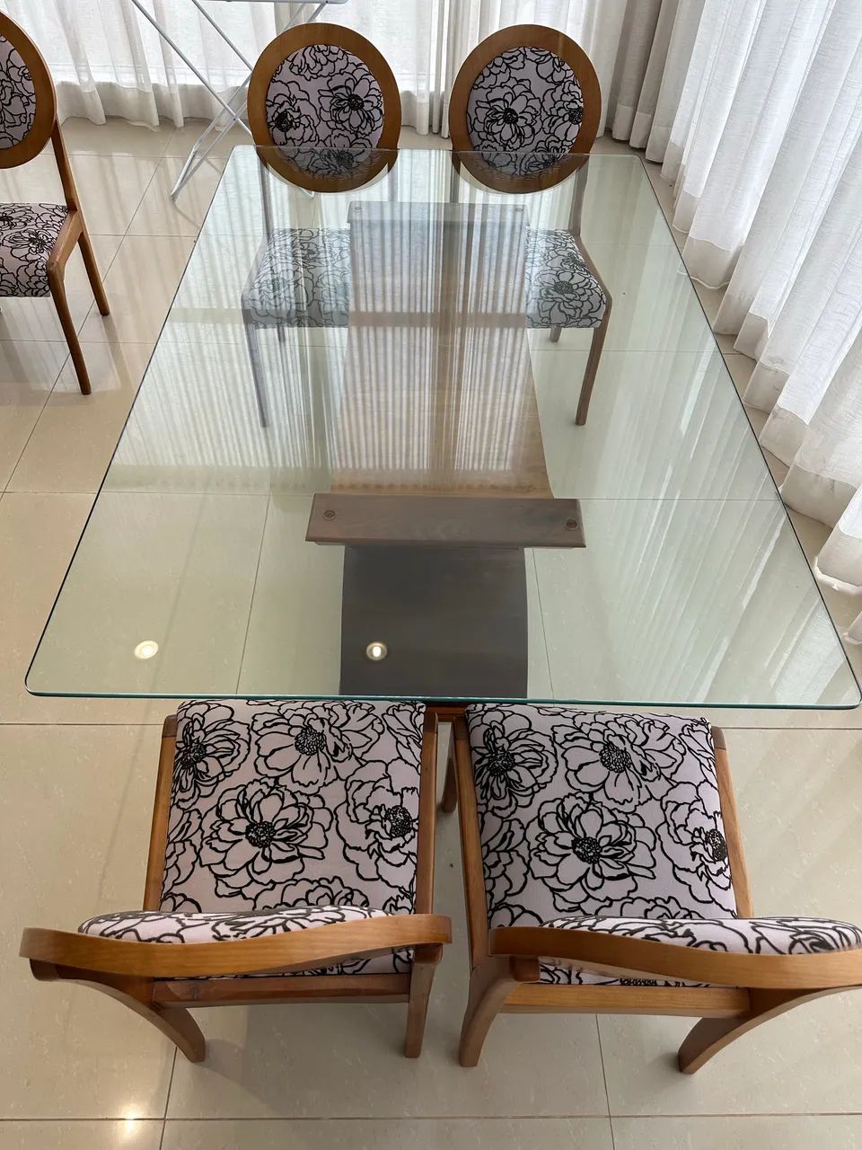 Mesa de jantar com 6 cadeiras e aparador. Madeira maciça! - Foto 3