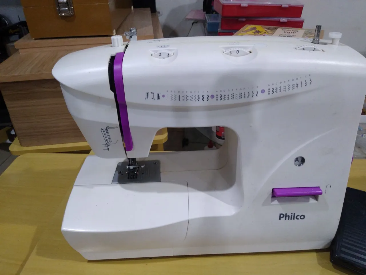 Máquina de costura doméstica usada
