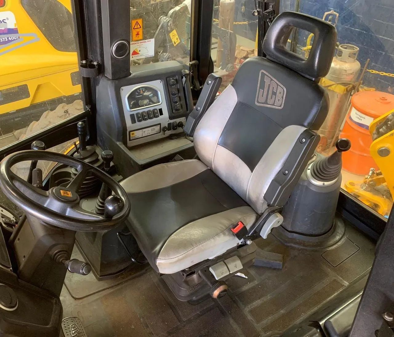 RETRO ESCAVADEIRA JCB 3CX COM AR CONDICIONADO ANO 2019 - Foto 3