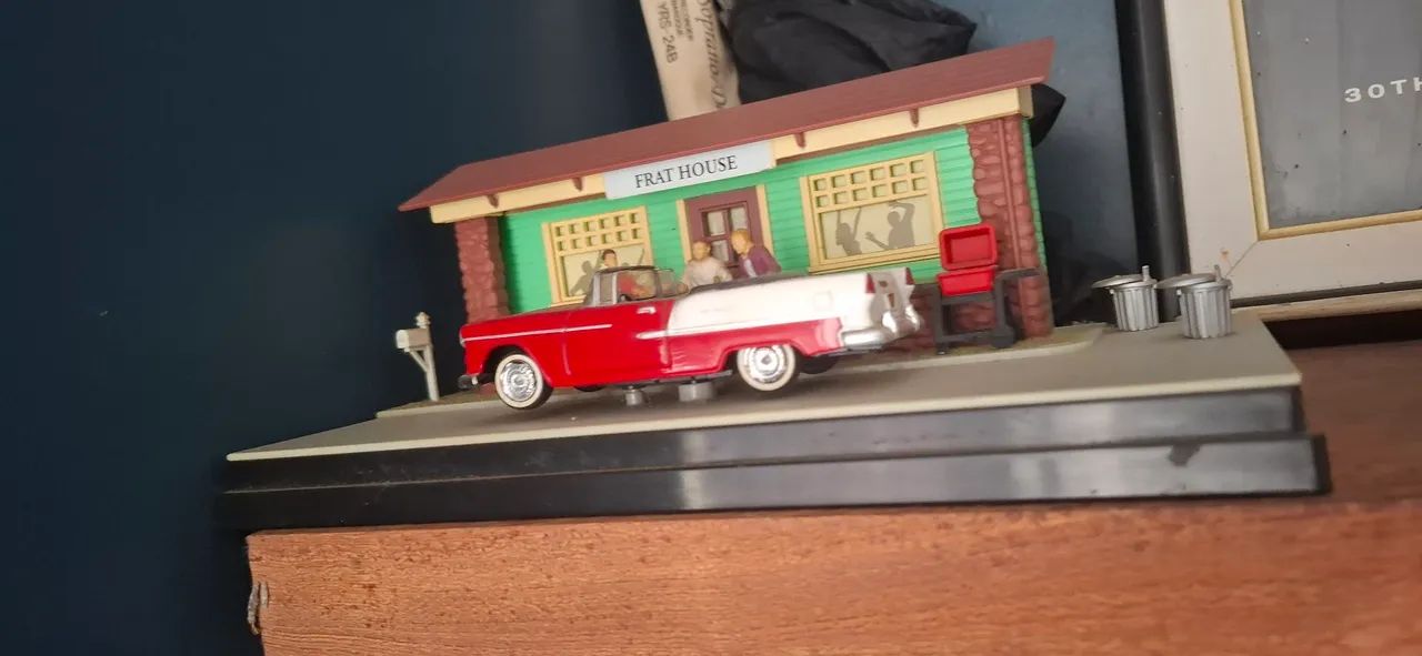Casa de Fraternidade com Carro Clássico