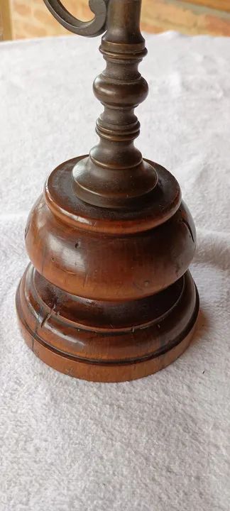 Candelabro antigo de madeira e metal  - Foto 3