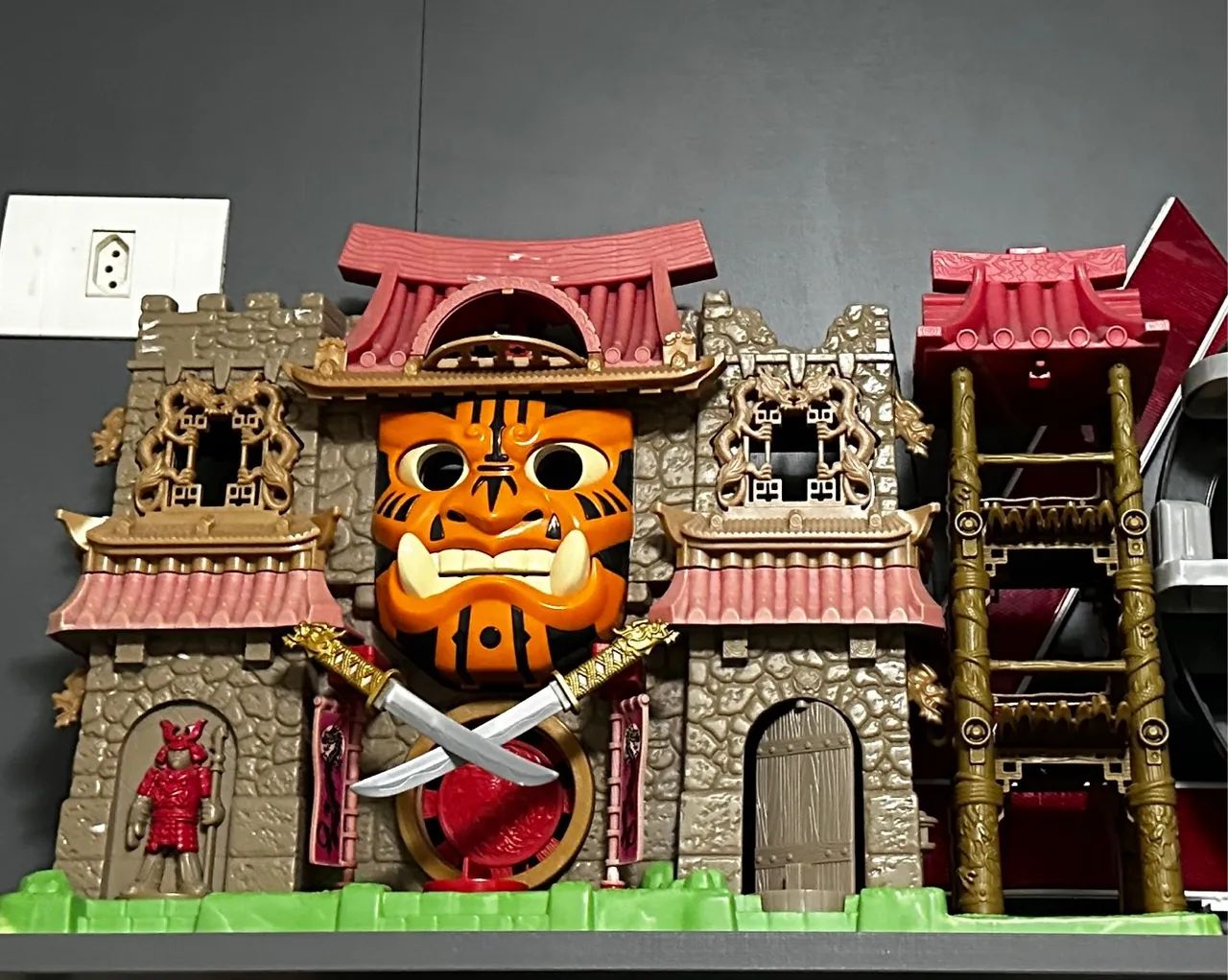 Castelo de brinquedo ninja com figura