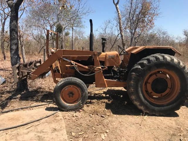 Trator Valmet 85ID com lâmina e roçadeira.