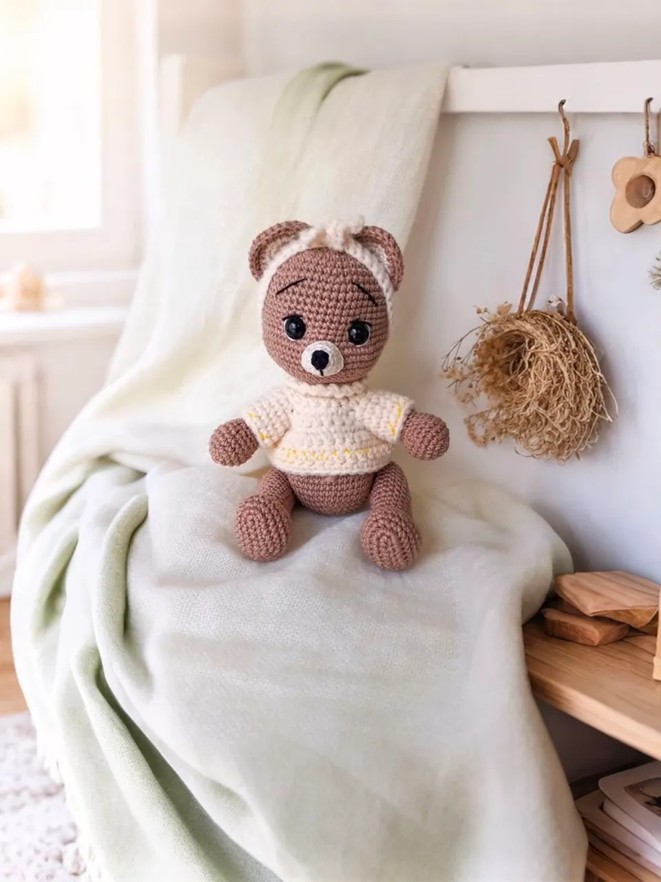 Ursinha de crochê feito à mão - amigurumi carinhoso e artesanal