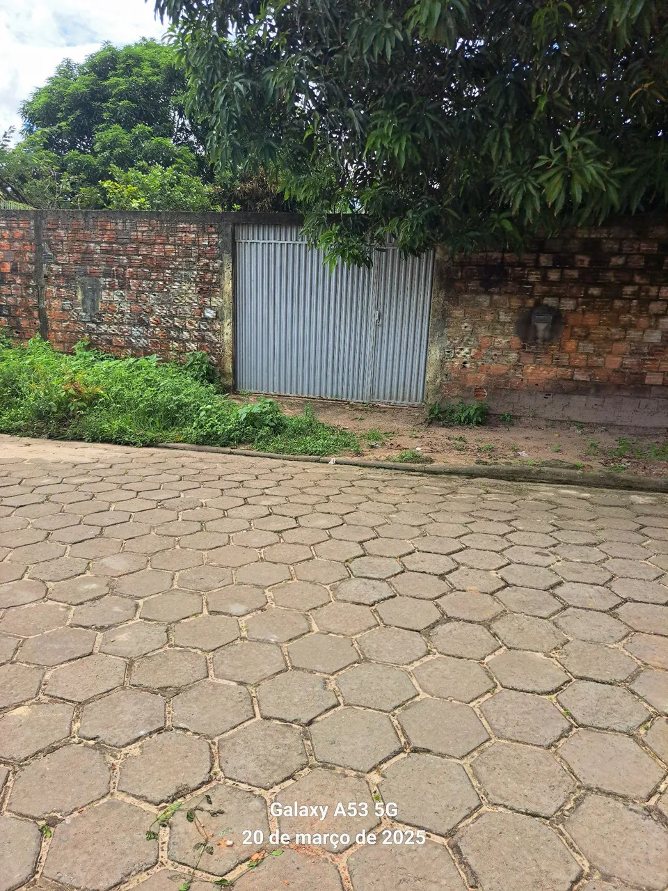 Vende-se este sítio com casa na pirâmide valor de 220.000