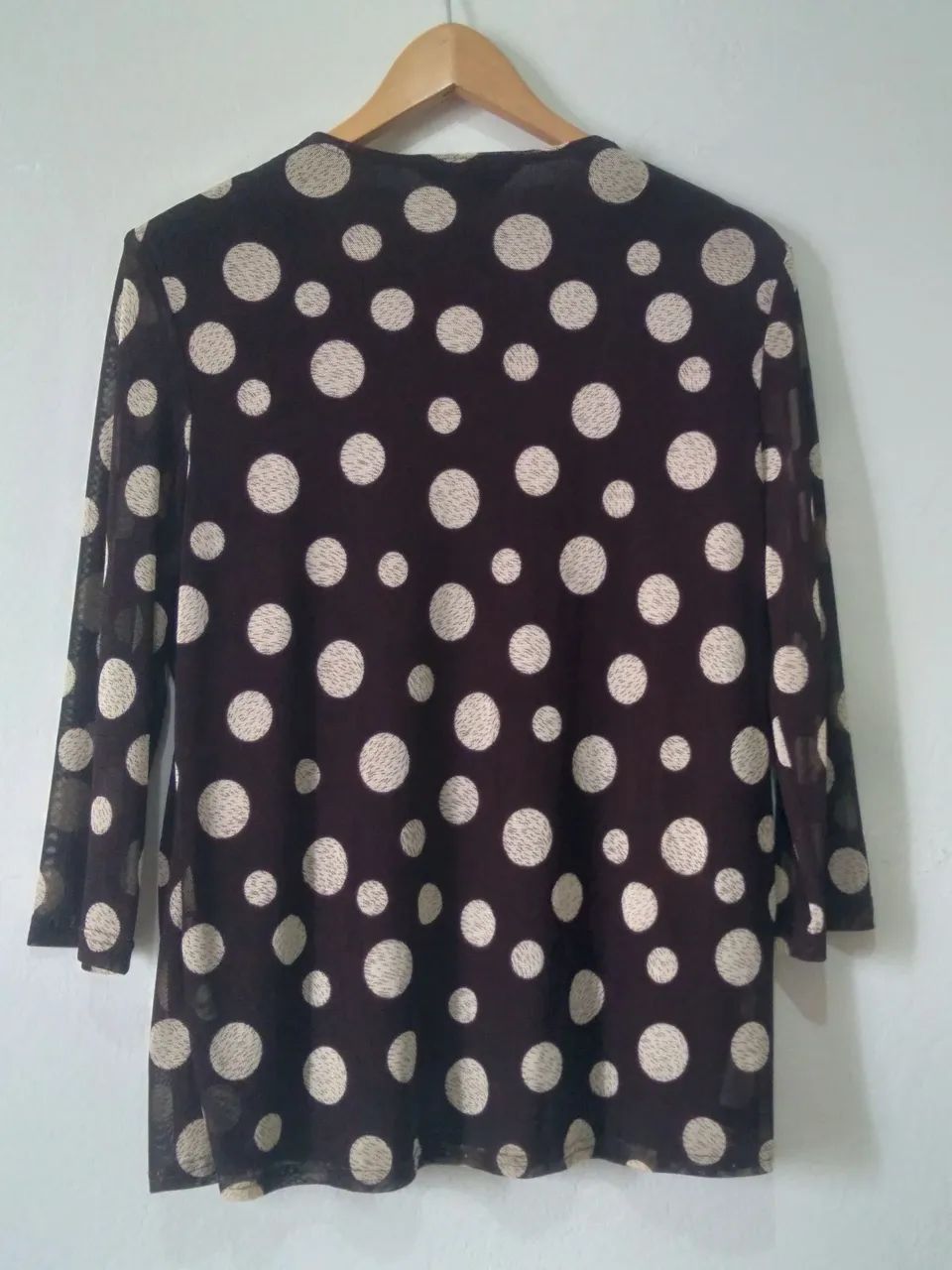 Blusa feminina elegante com estampa de poa's tecido malha poliéster e elastano bolas  - Foto 2