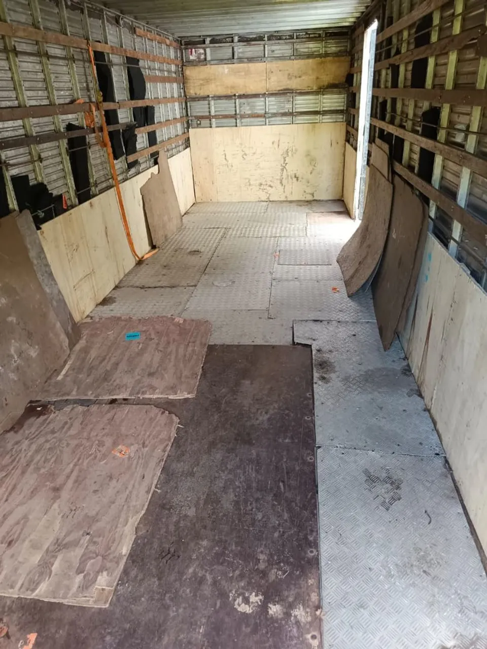 Vende-se baú de caminhão!
